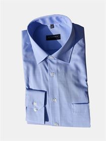 Eterna lyseblå ternet herreskjorte i Comfort Fit med ekstra plads til især maven. 3856 12 E15K